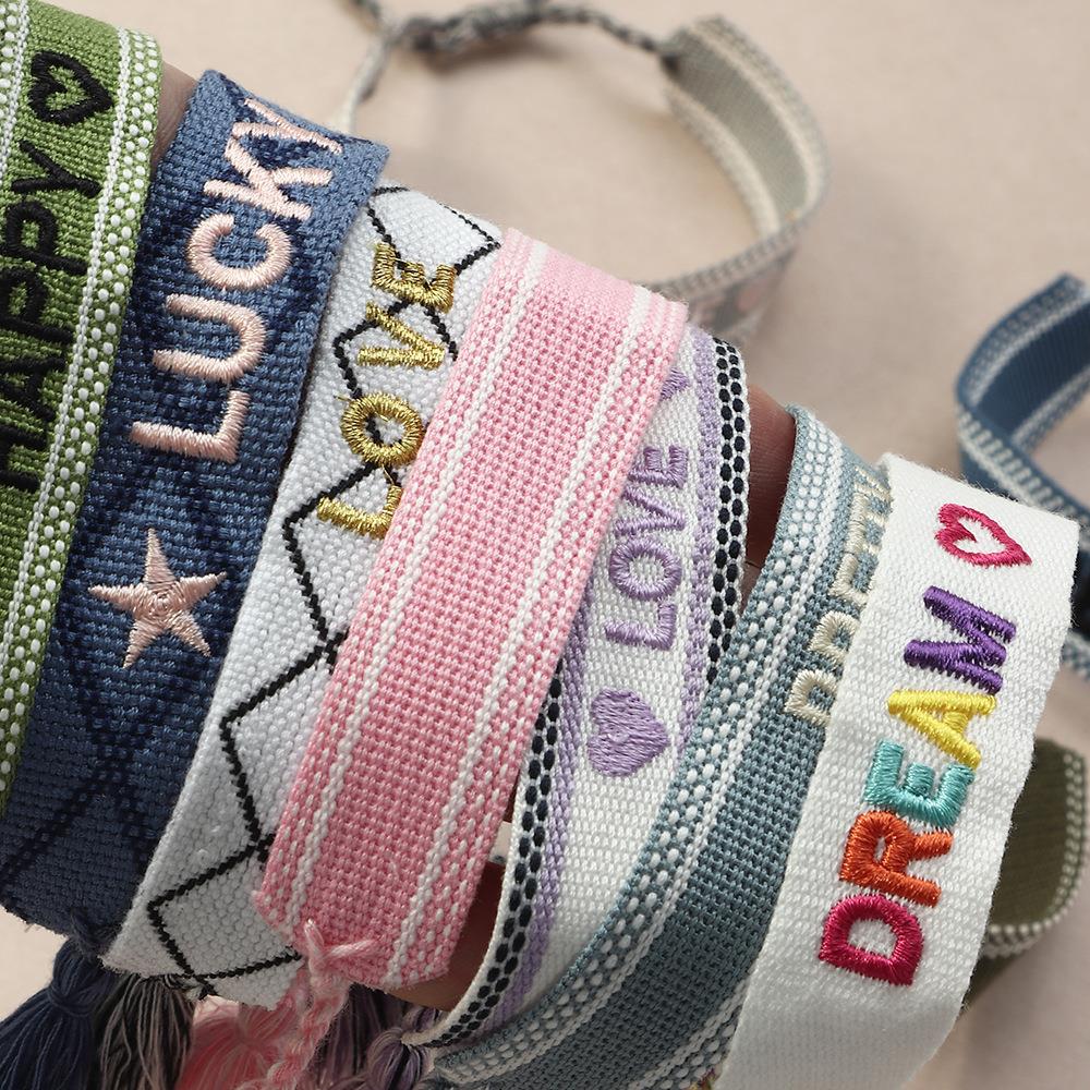 Embroidery Letter N - Handgefertigtes Armband mit Buchstabenstickerei und Quasten
