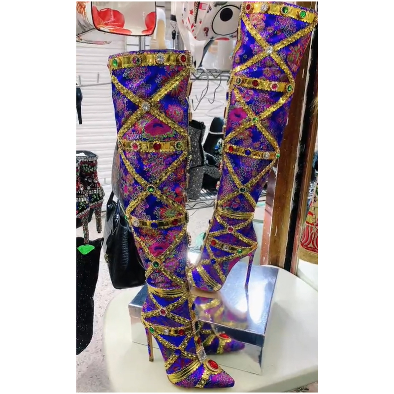 Embroidery Stitch - Mehrfarbige Edelstein-Stiefel mit Goldverzierung und Stichdetails,
