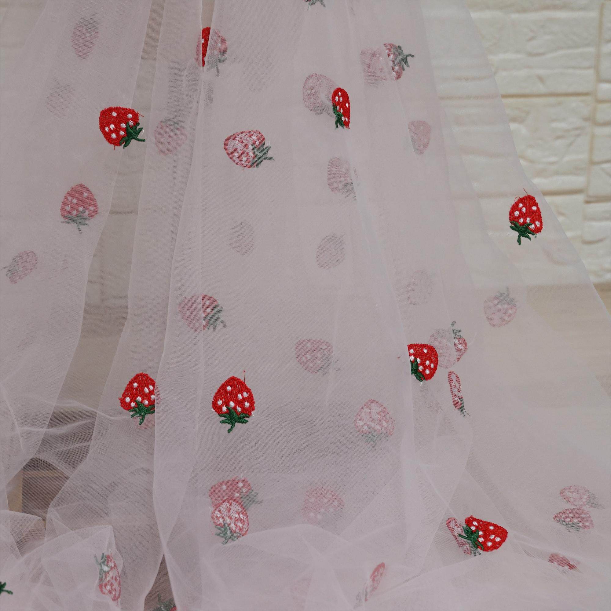 1 Meter Erdbeer-Stickerei Netz – Embroidery Net Fabric Bewertung und Preis